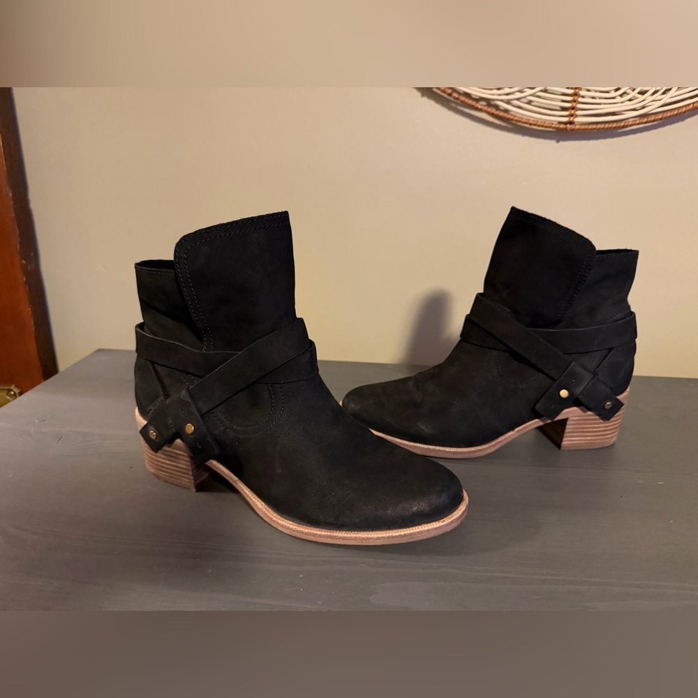 UGG Elora Black Ankle Boots for Women - Picture 2 of 9